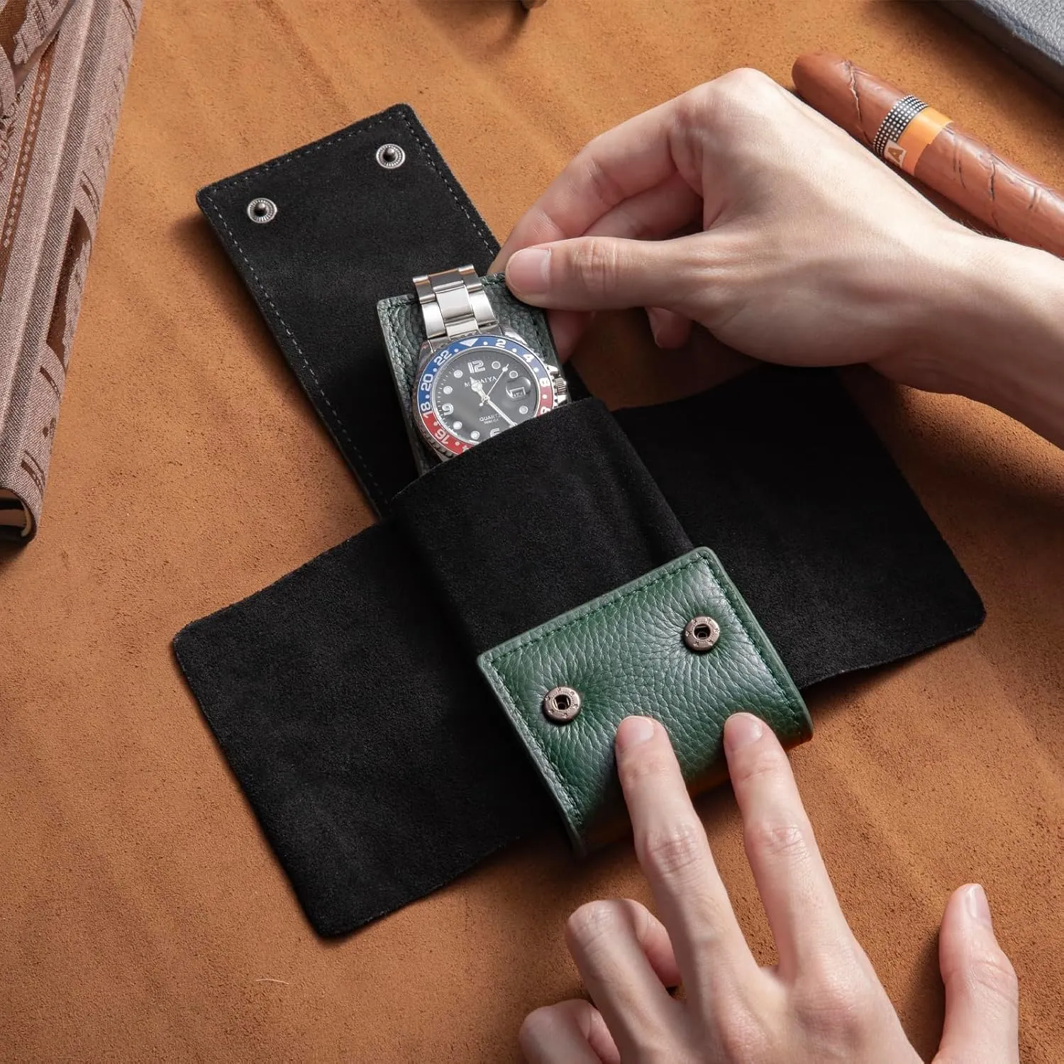 Leather Watch Pouch - Portable Travel Pouch with Suede Lining and Leather Inserts, Single Watch Case for Lovers Gift (Green)